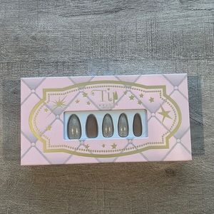 BRAND NEW PRESS ON NAIL KIT